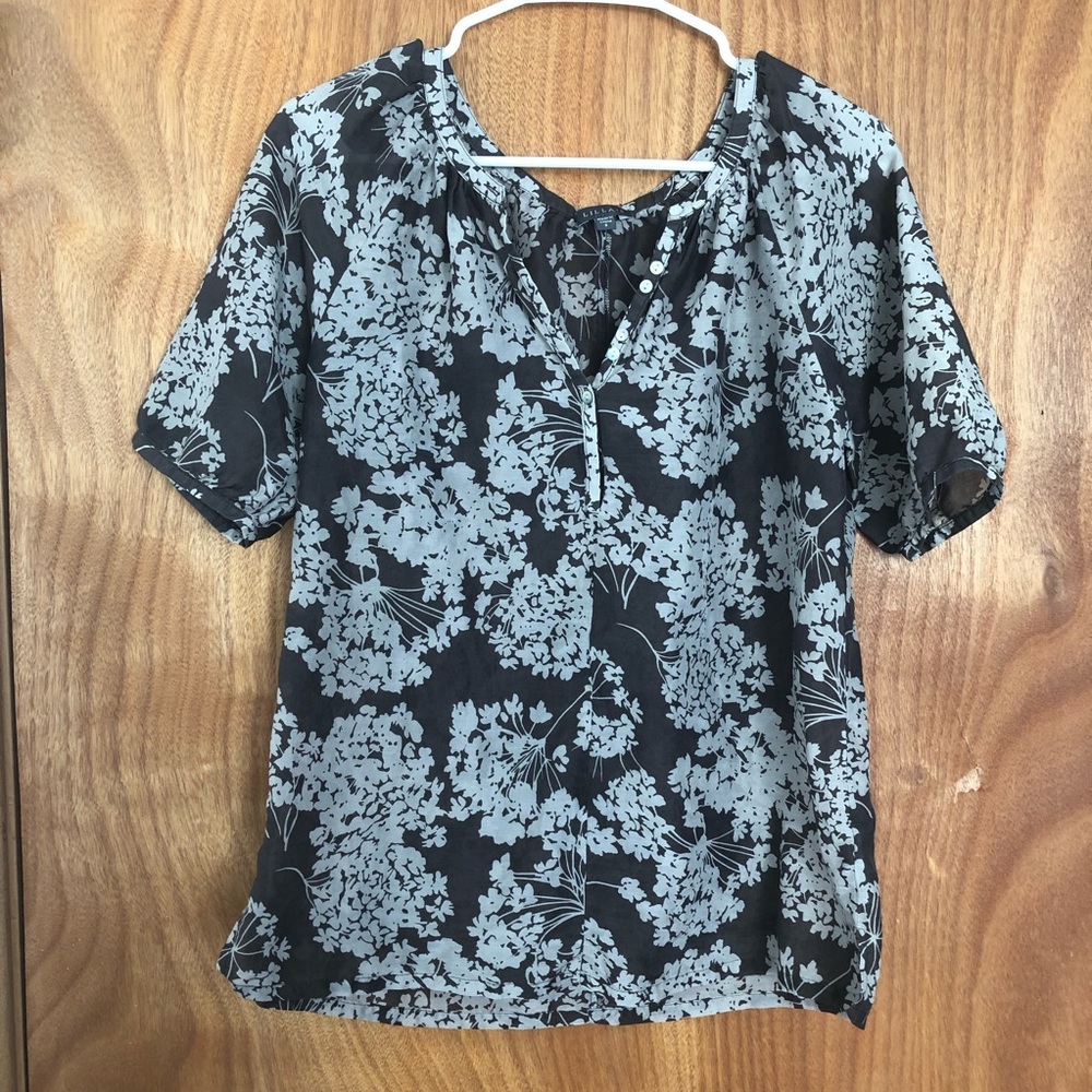• 2/$10 • Lilla P Light Floral Print Blouse